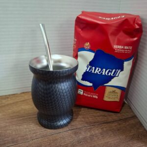 COMBO MATE ACERO INOX GRIS CON TEXTURA + BOMBILLA + YERBA MATE MEDIO KILO T ROJA